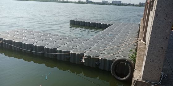 อุปกรณ์ติดตั้งง่าย PE พลอย Pontoon ทนทานกับพื้นที่ไม่เลื่อน
