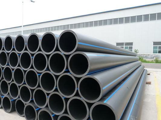 กว้างตามความต้องการ Dia32-1800mm ท่อ HDPE การลอกความยืดหยุ่นสูงและความทนทานแรงกระแทกที่ดีเยี่ยม