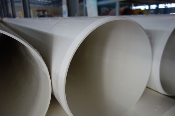น้ําหนักเบาง่ายในการติดตั้ง PVC ท่อน้ํา ความแข็งแรงสูงสําหรับโครงการ