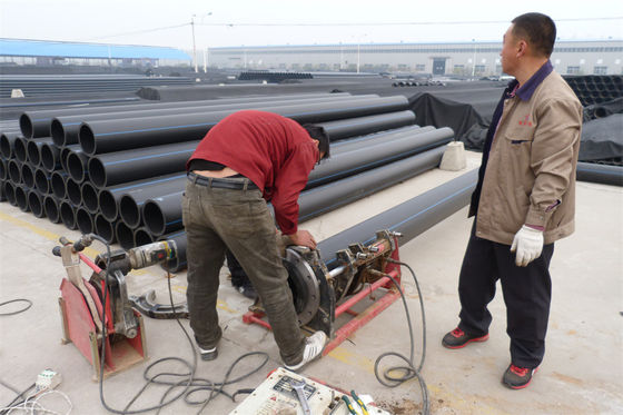 การเชื่อมต่อการปั่น การบดท่อ HDPE สีขาวที่มีเส้นสีฟ้า สําหรับโครงการบดท่อต่างๆ